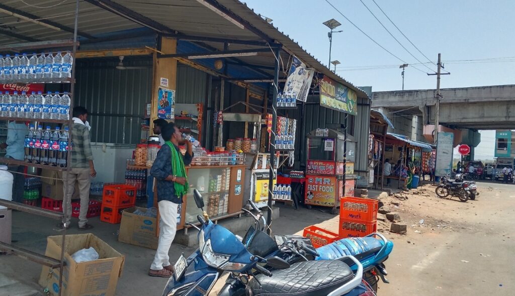 కాగజ్‌నగర్‌ క్రాస్ రోడ్ వద్ద కూల్‌డ్రింక్స్ దోపిడీ..! ఎంఆర్పీపై రూ.5 అదనపు వసూళ్లు