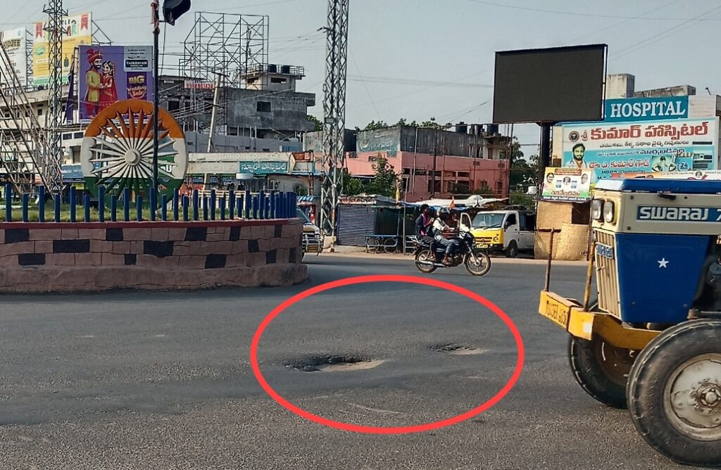 మంచిర్యాల ఐబీ చౌరస్తాలో గుంతతో పొంచి ఉన్న ప్రమాదం