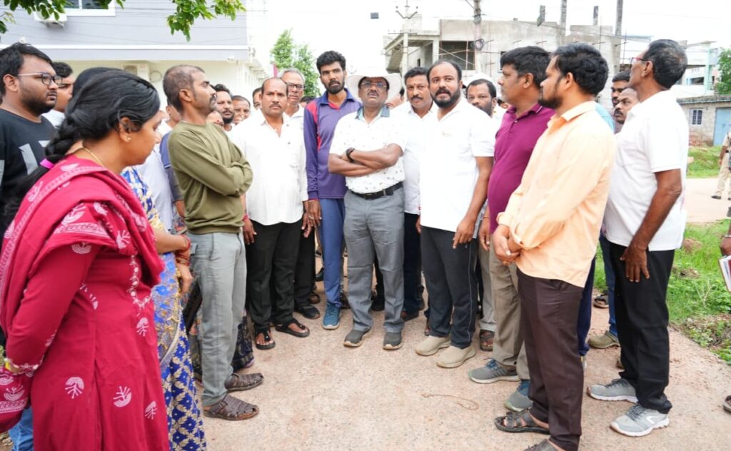 మార్నింగ్ వాక్‌లో ప్రజలతో మమేకమైన మంత్రి వివేక్
