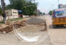 కాంట్రాక్టర్ల నిర్లక్ష్యం.. డీసీపీ కార్యాలయం ముందు ప్రమాదకర గుంత