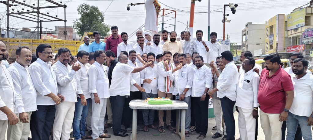 రాజీవ్ గాంధీ సేవలు చిరస్మరణీయం.. కాంగ్రెస్ శ్రేణుల ఘన నివాళులు