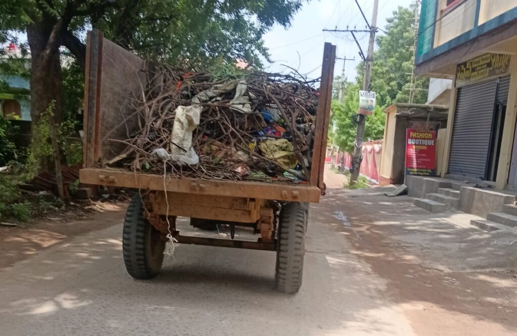 మున్సిపల్ సిబ్బంది నిర్లక్ష్యం.. రోడ్లపై చెత్త