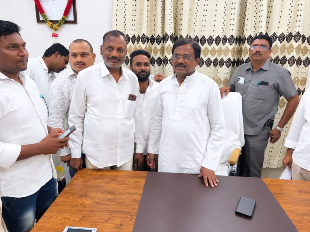 ప్రభుత్వ పాఠశాలకు బెంచీలు కల్పించాలని మంత్రికి సర్పంచ్ వినతి