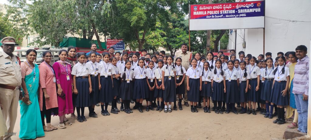 విద్యార్థులకు పోలీస్ వ్యవస్థపై అవగాహన