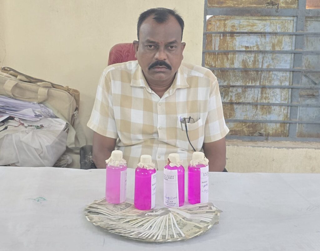 లంచం తీసుకుంటూ పట్టుబడ్డ జీపీఓ డోంగ్రే శ్రీనివాస్